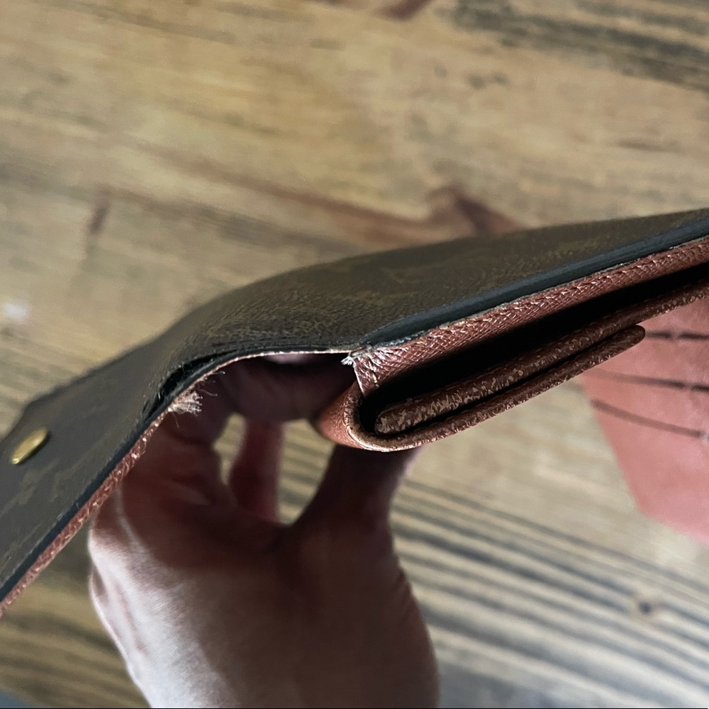 Louis Vuitton Wallet-Authentic - Picture 5 of 9